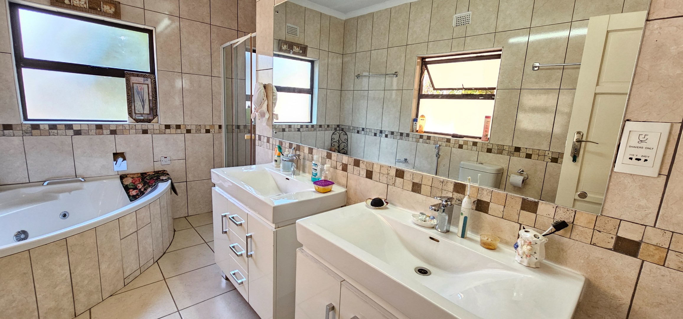 Master ensuite bathroom