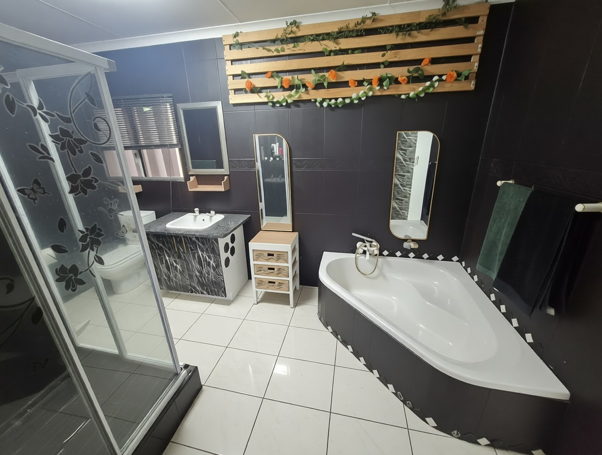 MAIN EN-SUITE