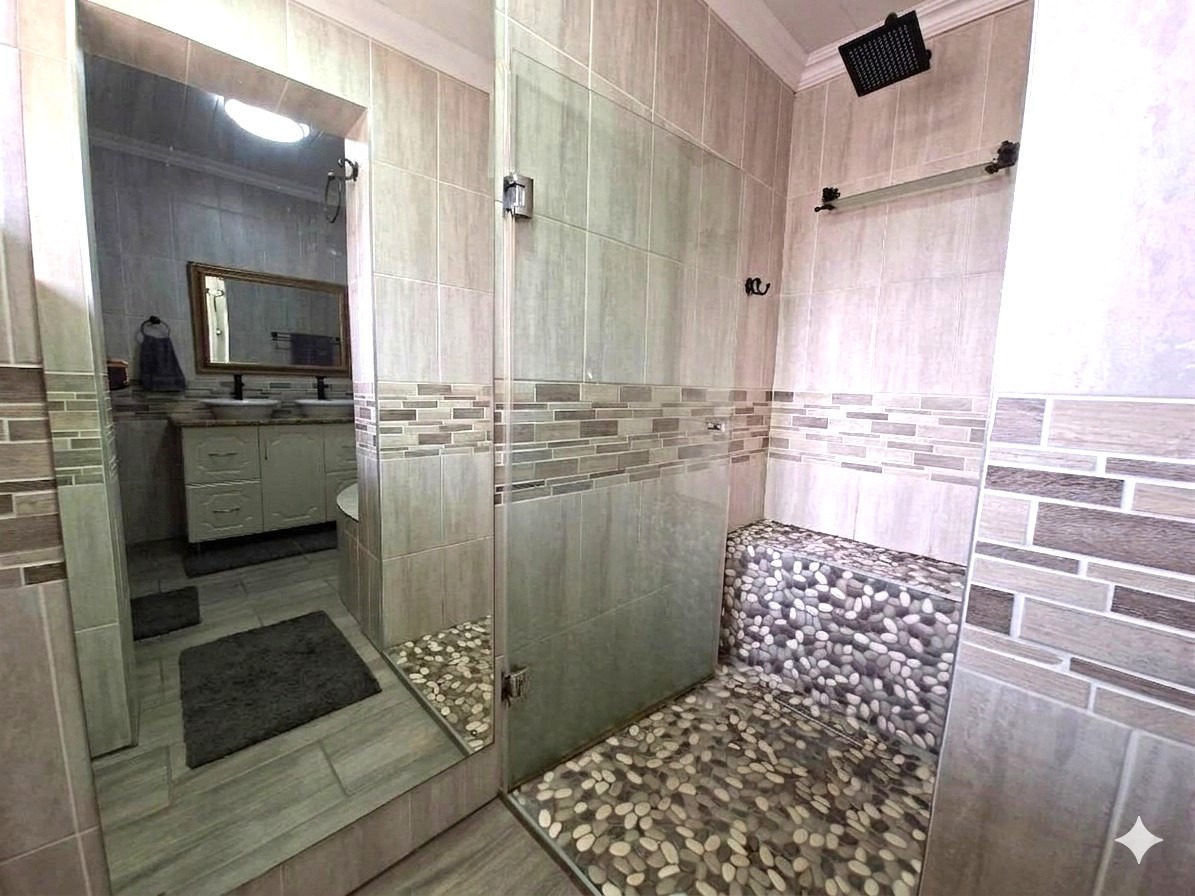 Master En Suite Bathroom