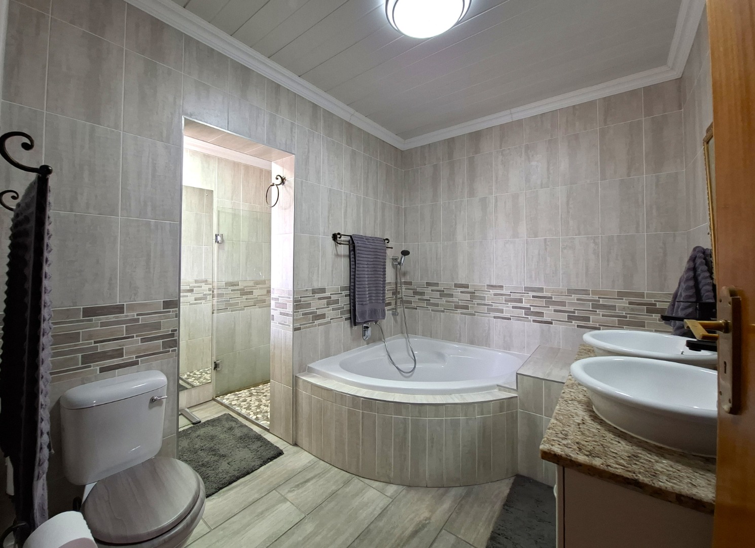 Master En Suite Bathroom