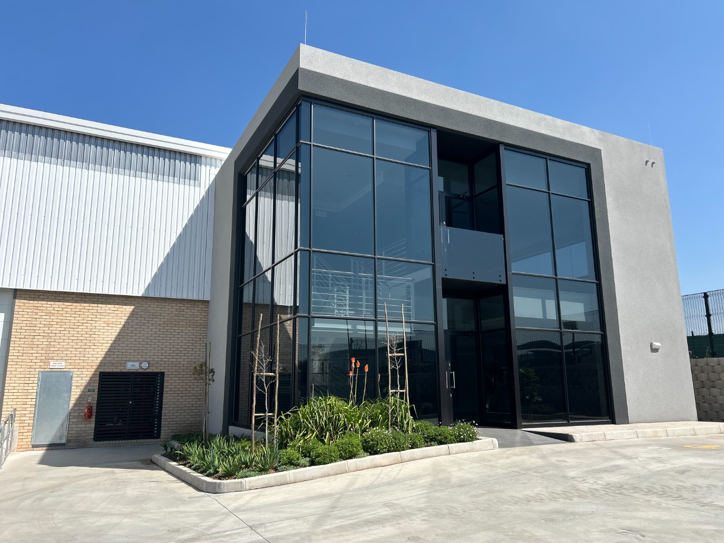 Airport Park Warehouse To Rent