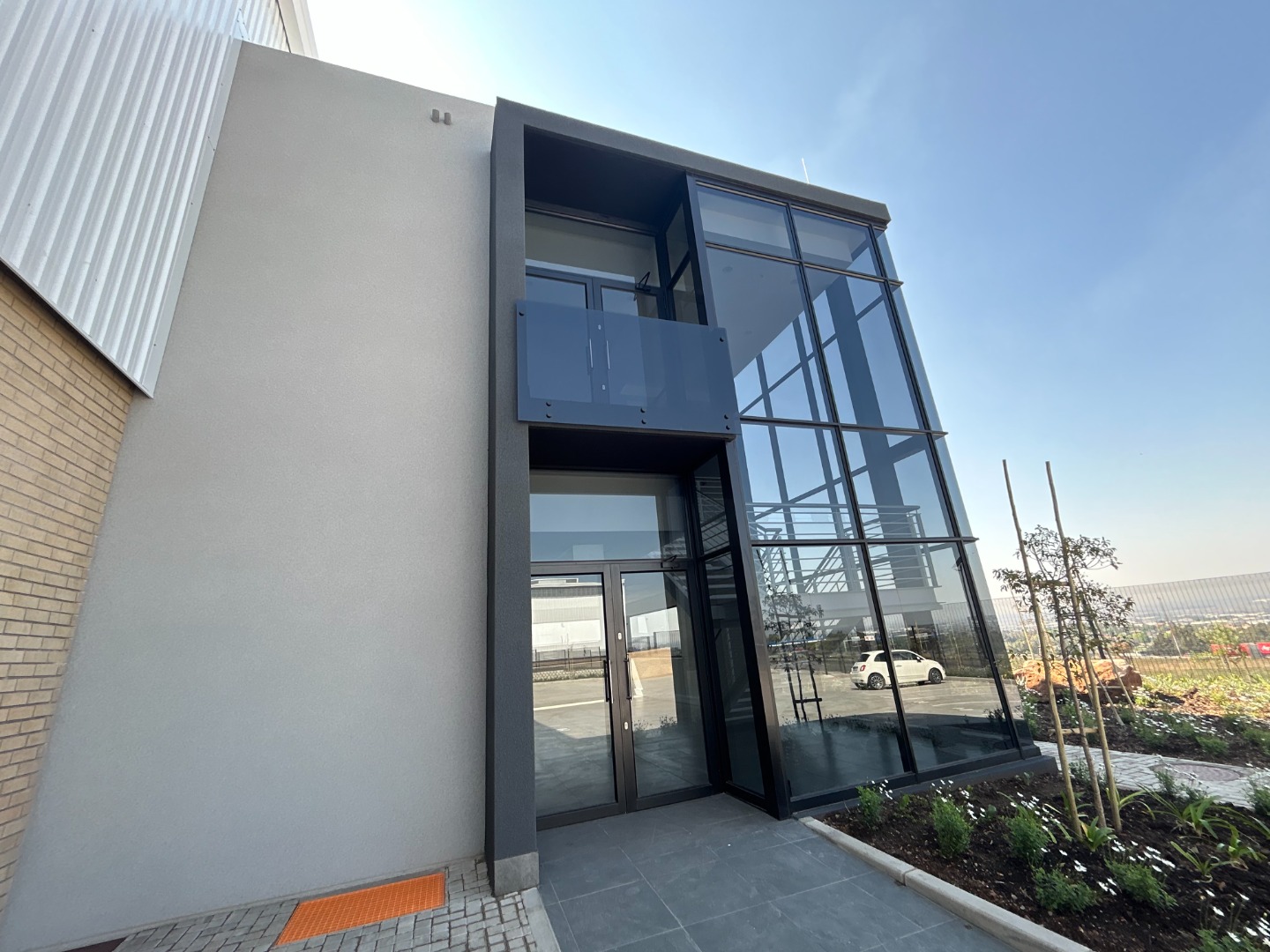 Airport Park Warehouse To Rent