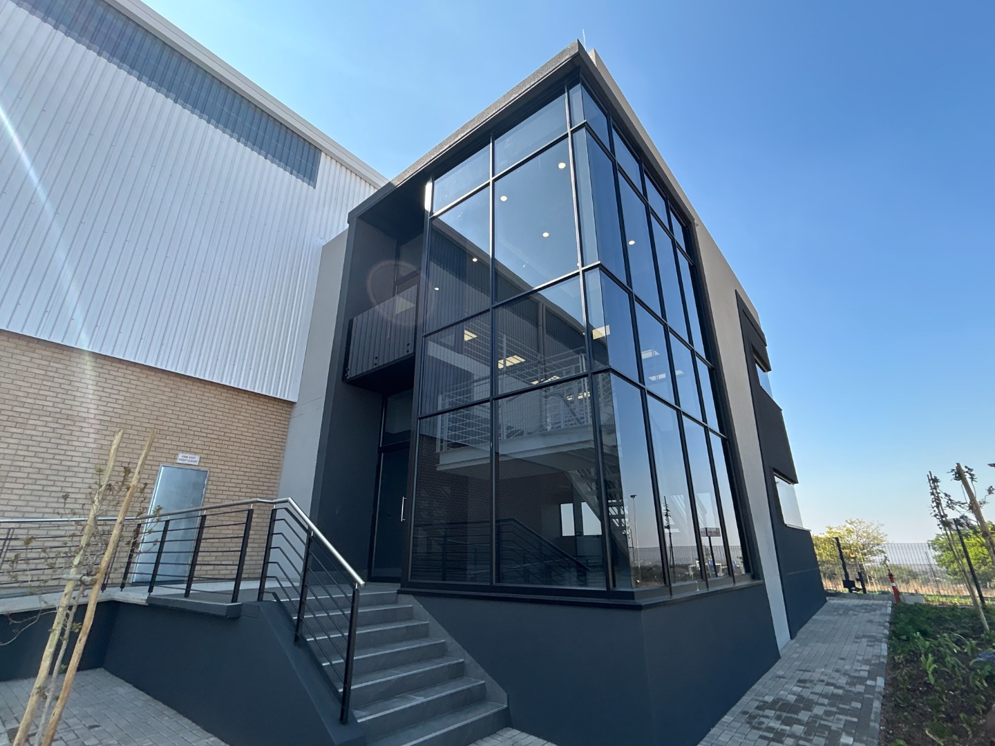 Airport Park Warehouse To Rent