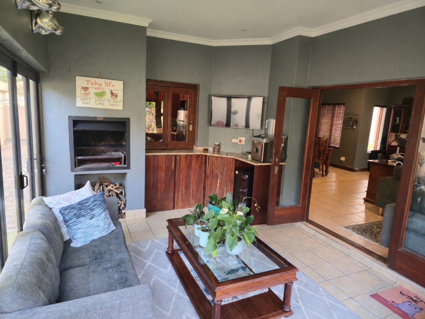 Entertainment area to lounge