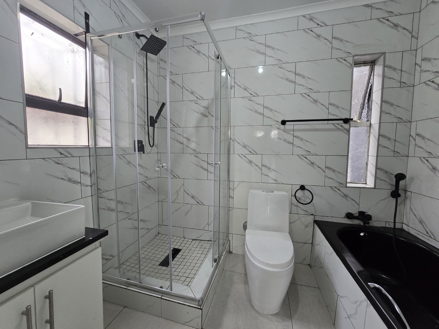 Main En Suite Full Bathroom