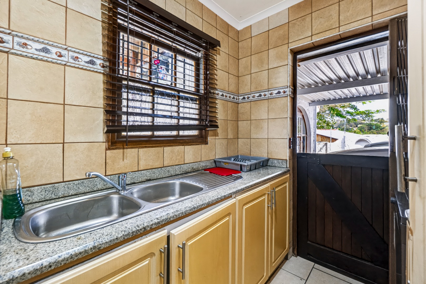 Separate scullery