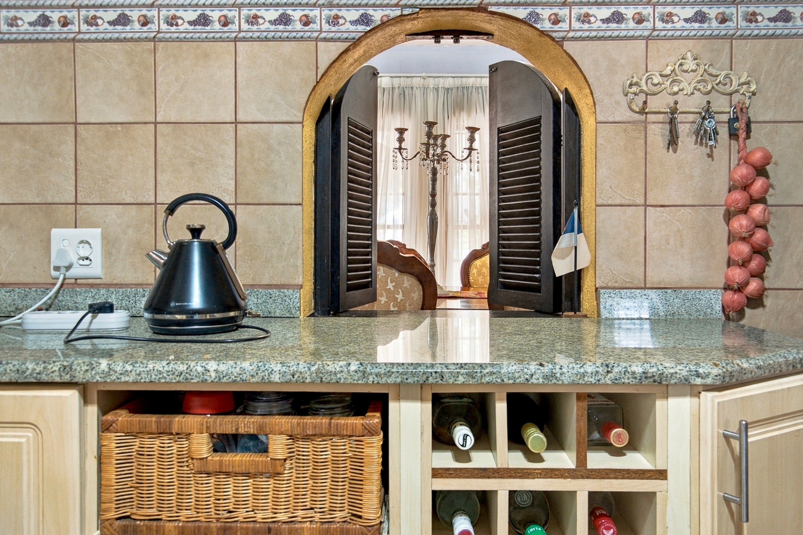 Serving hatch to dining room
