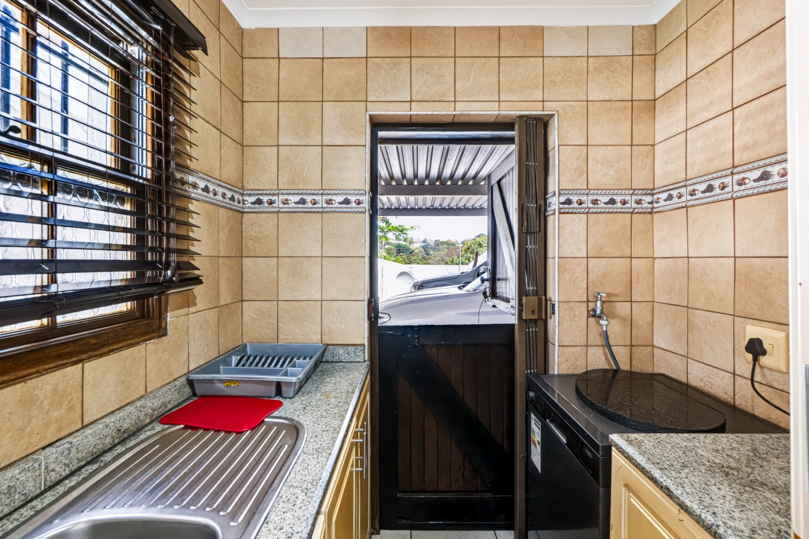 Separate scullery
