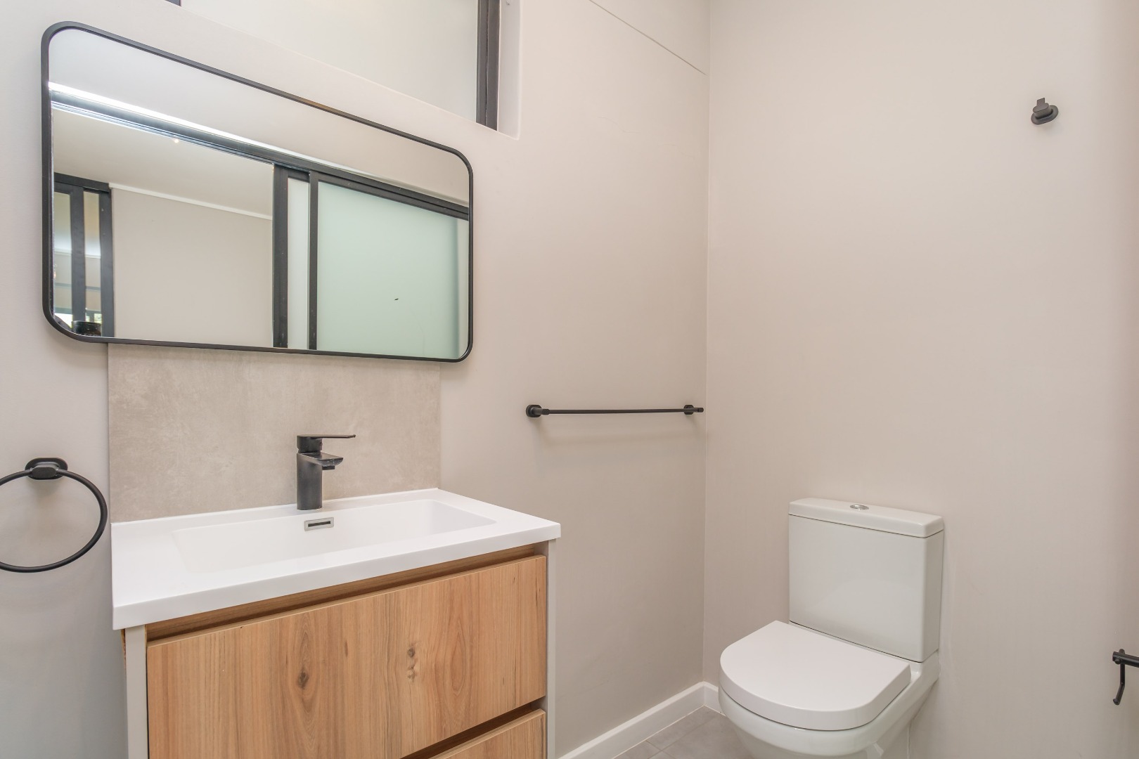 Floating bathroom vanity