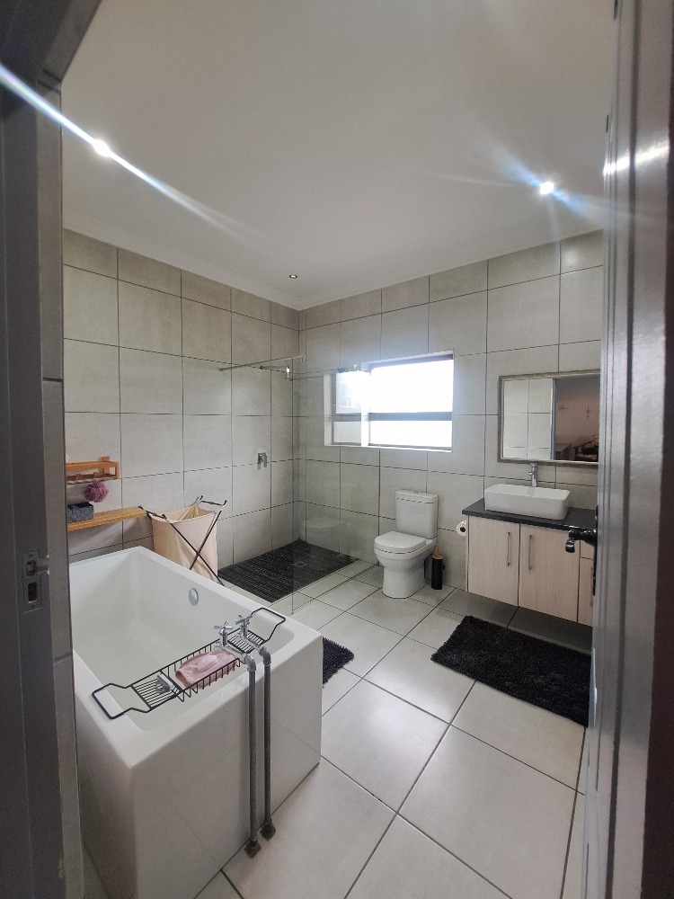 The main ensuite bathroom