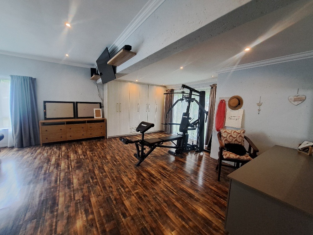 The spacious main bedroom